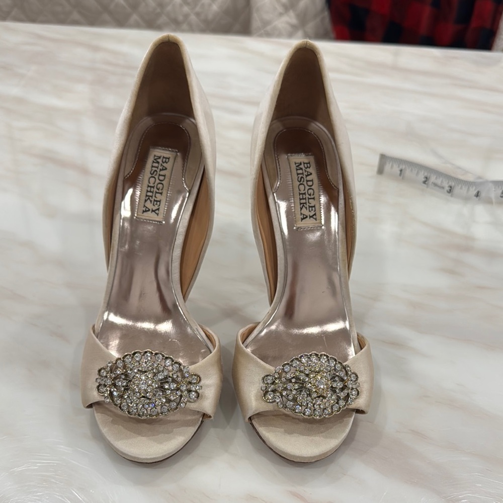 Badgley Mischka Women's Cream Peep-Toe Heels